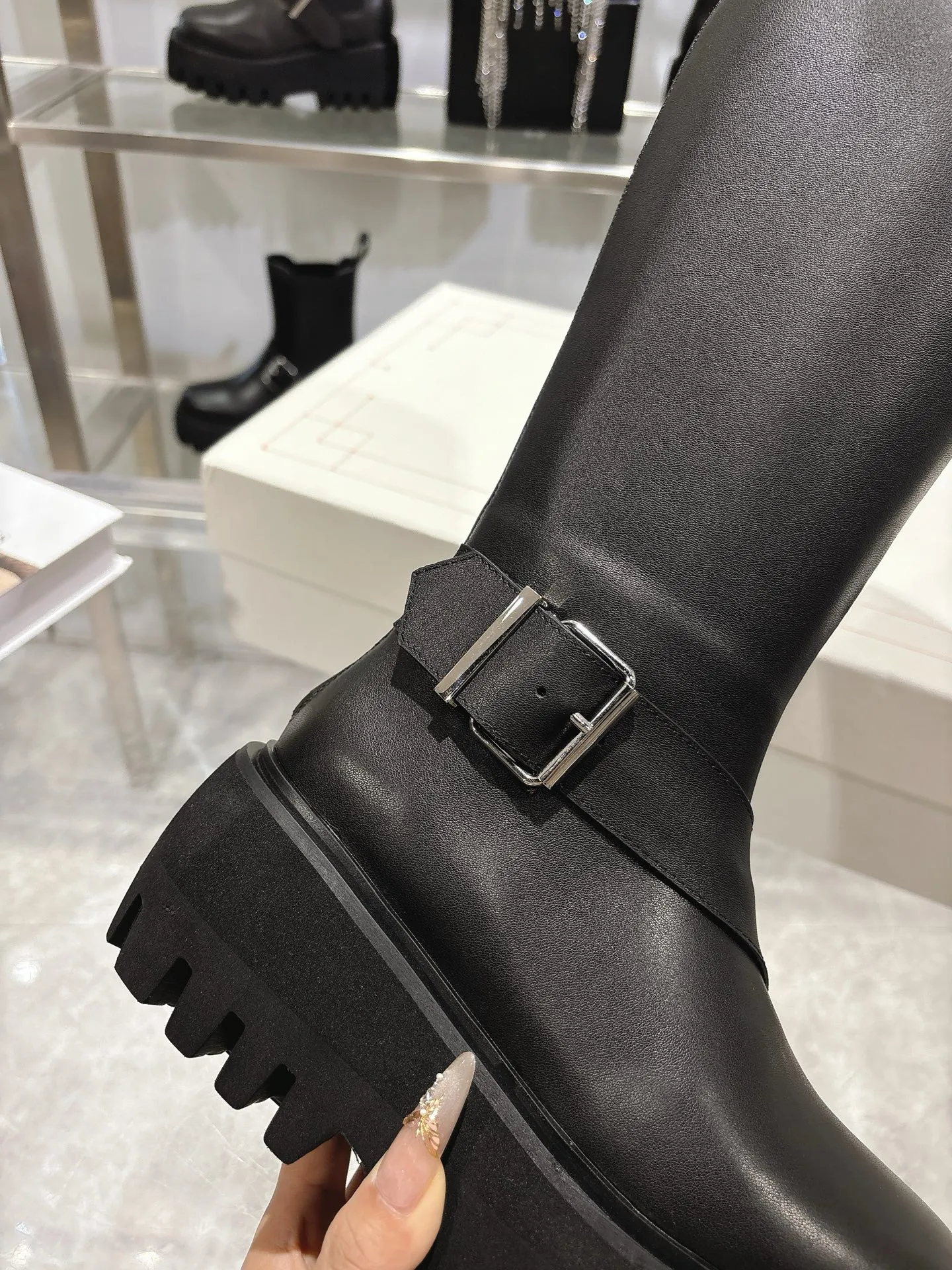 👟👟Ex-factory price 1000👟👟 The official website is synchronized with MCQUEEN/McQueen 2025 autumn and winter Sofa Chelsea boots. Silver metal buckle on the side of the shoe. Equipped with light flange and several layers of combined outsole. 6 cm thickness. Heel pull-on process. Black calfskin fabric. Women 35-40.